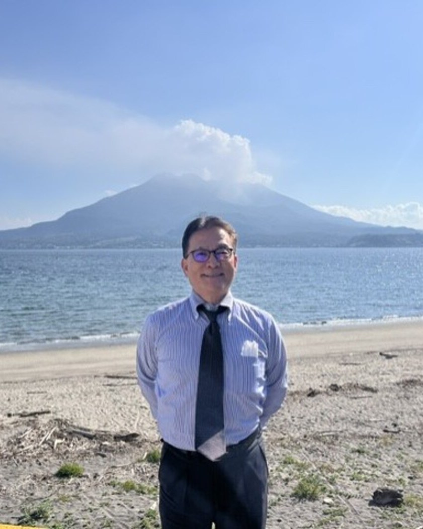 鹿児島・桜島を望む海辺に立つ田畑栄一